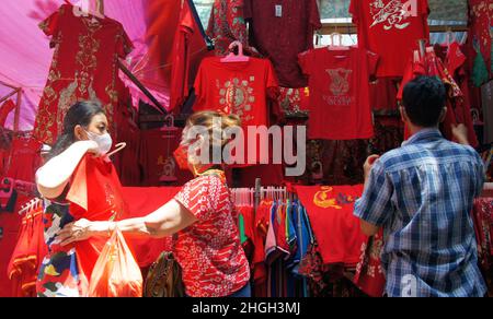 Jakarta, Jakarta, Indonésie.21st janvier 2022. Beaucoup de vendeurs de différentes décorations en accueillant le nouvel an chinois 2022 qui est situé dans la région de Glodok, à l'ouest de Jakarta.(Image de crédit : © Denny Pohan/ZUMA Press Wire) Banque D'Images