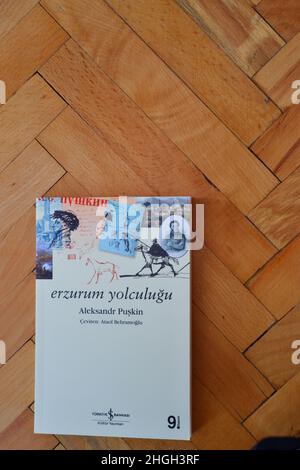 Notes de voyage 'Erzurum Yolculugus' du célèbre écrivain russe Alexander Pushkin traduit en langue turque par Ataol Behramaoglu par Isbank publication Banque D'Images