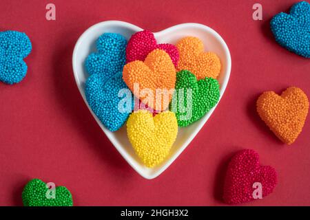 bonbons à la gelée, vue de dessus de bonbons colorés dans une assiette en forme de coeur pour la saint valentin. concept de nourriture douce fond ou surface avec multicol Banque D'Images