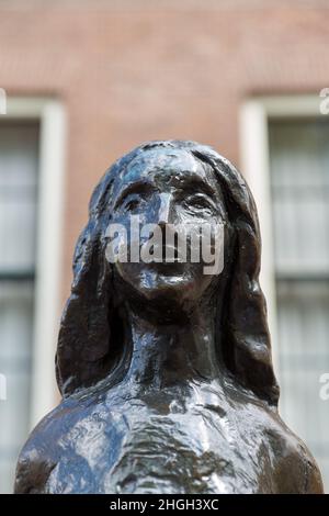 Amsterdam, pays-Bas - 7 juillet 2014 : statue d'Anne Frank de mari Andreissen.Une victime de l'Holocauste âgée de 15 ans, célèbre pour son journal intime, qui est morte dans un con Banque D'Images