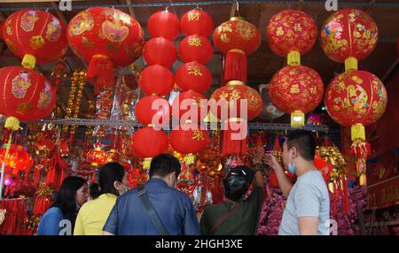 Jakarta, Jakarta, Indonésie.21st janvier 2022. Beaucoup de vendeurs de différentes décorations en accueillant le nouvel an chinois 2022 qui est situé dans la région de Glodok, à l'ouest de Jakarta.(Image de crédit : © Denny Pohan/ZUMA Press Wire) Banque D'Images