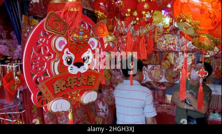 Jakarta, Jakarta, Indonésie.21st janvier 2022. Beaucoup de vendeurs de différentes décorations en accueillant le nouvel an chinois 2022 qui est situé dans la région de Glodok, à l'ouest de Jakarta.(Image de crédit : © Denny Pohan/ZUMA Press Wire) Banque D'Images