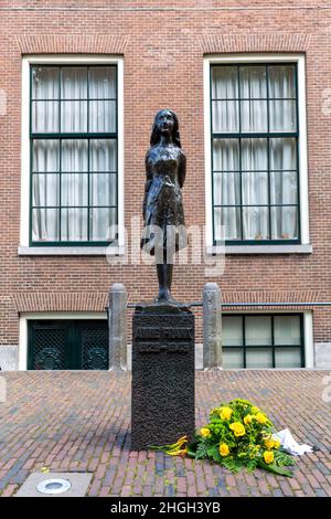 Amsterdam, pays-Bas - 7 juillet 2014 : statue d'Anne Frank de mari Andreissen.Une victime de l'Holocauste âgée de 15 ans, célèbre pour son journal intime, qui est morte dans un con Banque D'Images