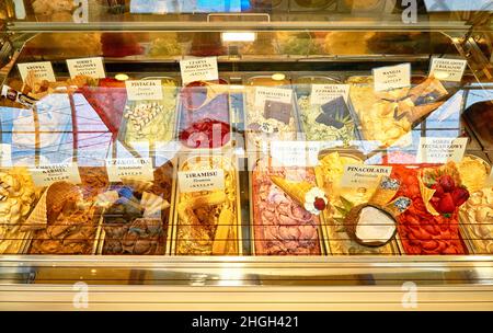 Une exposition de crème glacée avec différents types de crème glacée et des noms en polonais. Banque D'Images
