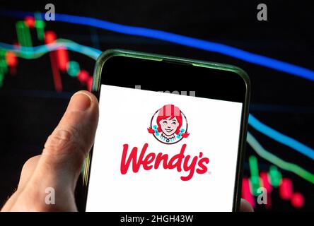 Sur cette photo, le logo de Wendy, chaîne de restauration rapide américaine, est affiché sur un smartphone avec un graphique de l'indice boursier économique en arrière-plan.(Photo de Budrul Chukrut / SOPA Images/Sipa USA) Banque D'Images