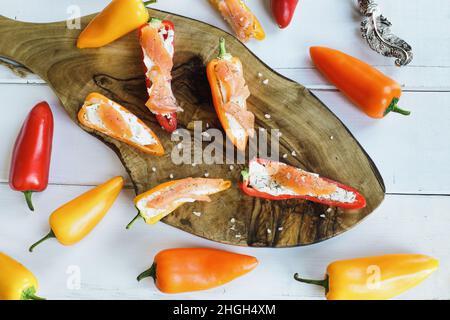 Vue en hauteur sur les sushis Keto, le saumon fumé et le fromage à la crème, les mini poivrons doux farcis, avec l'aneth sec. Banque D'Images