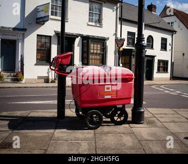 Le chariot postal Royal Mail photographié dans la ville marchande de Romsey hampshire est stationné tandis que le préposé à la poste livre le courrier. Banque D'Images