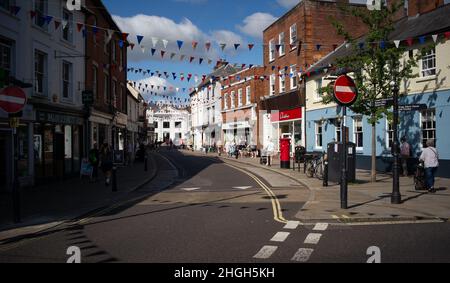 Une vue générale du centre de la ville de marché de Romsey dans Hampshire Angleterre en regardant vers la zone du marché de maïs de la B3398. Banque D'Images