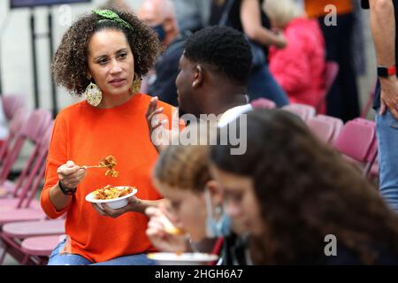 Abergavenny Food Festival, un jeune couople qui goûtant de la nourriture et parle dans la salle de marché Abergavenny le 19th septembre 2021. Banque D'Images