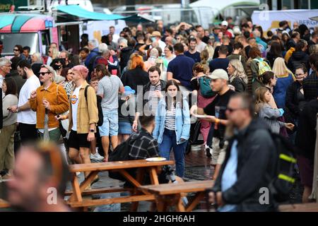 Abergavenny Food Festival, 19th septembre 2021.Marché animé par voiture, où les foules et les gens se rassemblent au Festival de la nourriture à Abergavenny. Banque D'Images