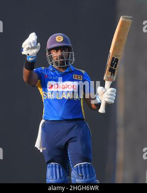 Kandy, Sri Lanka.21st janvier 2022.Le Charith Asalanka du Sri Lanka célèbre après avoir marqué un demi-siècle (50 courses) lors du troisième match international de cricket d'une journée (ODI) entre le Sri Lanka et le Zimbabwe au Pallekele International Cricket Stadium de Kandy le 21st janvier 2022.Viraj Kothalwala/Alamy Live News Banque D'Images