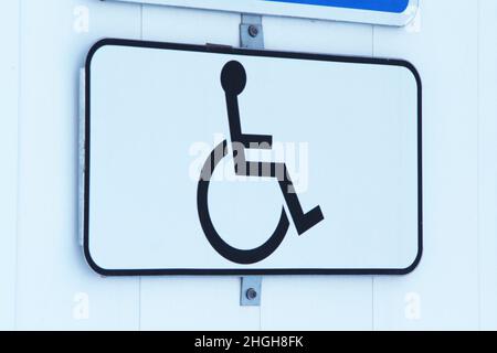 Panneau d'autorisation de stationnement pour personnes handicapées sur fond blanc.Panneau de stationnement pour les personnes handicapées Banque D'Images