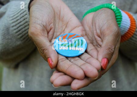 Femme portant un badge indien signifiant « notre Inde » lors de l'ocasion de la République et de la fête de l'indépendance.Image cliquée le 20 janvier 2022, dans Gu Banque D'Images