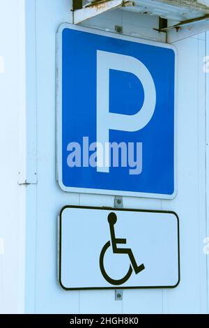 Panneau d'autorisation de stationnement pour personnes handicapées sur fond blanc.Panneau de stationnement pour les personnes handicapées Banque D'Images