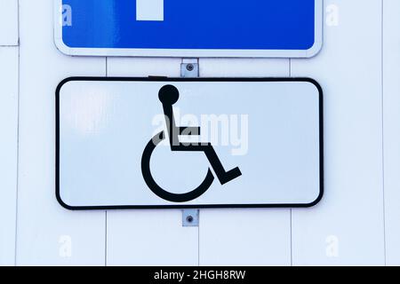 Panneau d'autorisation de stationnement pour personnes handicapées sur fond blanc.Panneau de stationnement pour les personnes handicapées Banque D'Images