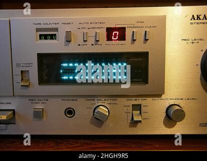Gros plan sur la platine cassette stéréo AKAI rétro 1980s avec vu-mètres numériques Banque D'Images