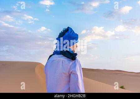 Jeune arabe portant des vêtements berbères traditionnels dans le désert du Sahara de Merzouga, au Maroc Banque D'Images