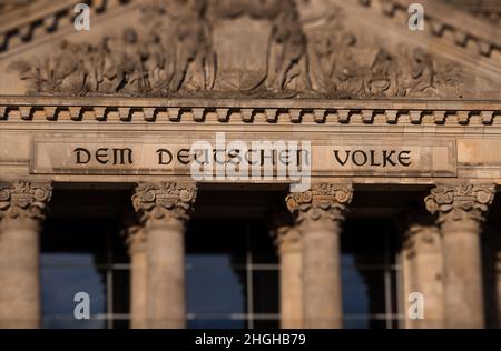 Lettrage de 'DEM DEUTSCHEN VOLKE' (le peuple allemand) sur le bâtiment du Bundestag à Berlin, Allemagne Banque D'Images