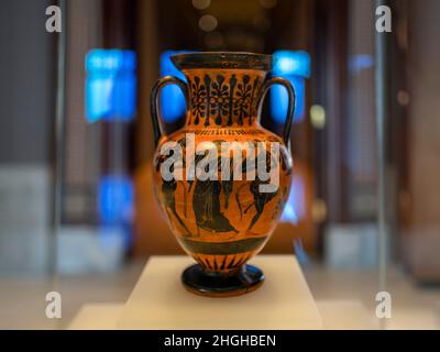 Ancienne amphore grecque en terre cuite de cou dans le Musée d'archéologie d'Istanbul, Turquie. Banque D'Images