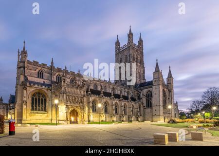 Cathédrale de Gloucester au lever du soleil avec lumières et nuages Banque D'Images