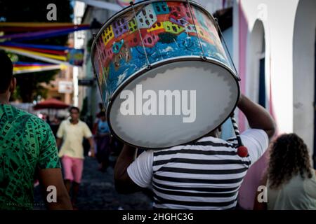 Les gens dansant dans les rues étroites de Pelourinho au carnaval de l'année 2016 à Salvador, Bahia. Banque D'Images