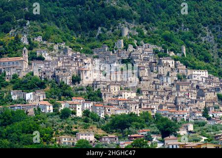 Vue sur Pesche, vieux village de la province d'Isernia, Molise, Italie, au printemps Banque D'Images