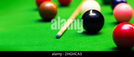 boules de snooker et repère sur la table en tissu vert. espace de copie de bannière Banque D'Images