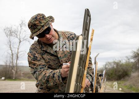 Sergent du corps des Marines des États-UnisWesley Vincent, un rifleman avec 1st peloton, Fox Company, 2nd Bataillon, 4th Marine Regiment, 1st Marine Division,Trace un groupe de tirs sur une cible pendant l'exercice Iron Fist 2022 au camp de base du corps des Marines Pendleton, Californie, le 17 janvier 2022.Pendant près de deux décennies, le corps des Marines des États-Unis, la Marine américaine et la Force d'autodéfense terrestre du Japon ont mené l'exercice Iron Fist, s'entraîner ensemble dans des opérations amphibies et affirmant l'engagement des États-Unis envers nos alliés. Banque D'Images