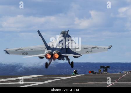 OCÉAN PACIFIQUE (janv18, 2022) un F/A-18F Super Hornet, affecté aux "Black Aces" de l'escadron de combat Strike (VFA) 41, à partir du pont de vol de l'USS Abraham Lincoln (CVN 72).Faisant partie de la flotte du Pacifique des États-Unis, Abraham Lincoln mène une formation pour préserver et protéger une région Indo-Pacifique libre et ouverte. Banque D'Images