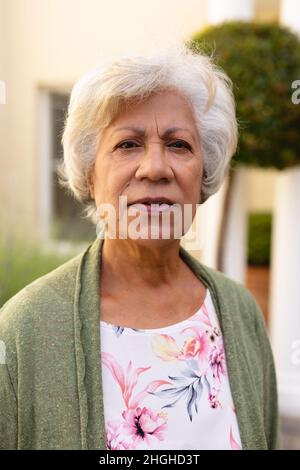 Portrait d'une femme afro-américaine âgée aux cheveux blancs courts dans l'arrière-cour Banque D'Images