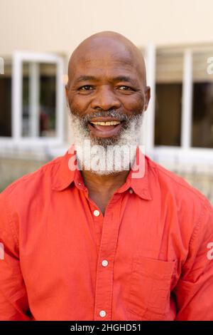 Portrait d'un homme senior afro-américain souriant à la barbe chauve, debout à l'extérieur Banque D'Images