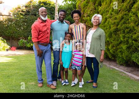 Portrait d'une famille afro-américaine de trois générations souriant dans le jardin Banque D'Images