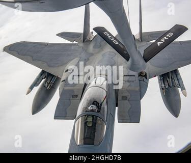 Un aigle F-15C de la Force aérienne des États-Unis reçoit du carburant d'un KC-135 Stratotanker affecté à l'escadron de ravitaillement aérien 909th au-dessus de l'océan Pacifique pendant l'exercice Southern Beach, le 19 janvier 2022.Cette répétition de l'exercice Southern Beach est la première fois que des officiers de la Force d'autodéfense japonaise participent au processus de planification de la mission et intègrent leur système E-2C Airborne Warning and Control System, qui leur permet d'aider des alliés dans l'air qui peuvent fournir de l'aide aux îles éloignées. Banque D'Images