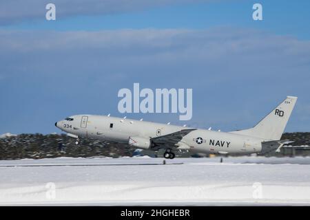 MISAWA, Japon (janv21, 2022) – Un P-8A Poséidon, affecté aux « Golden Swordmen » de l’Escadron de patrouille (VP) 47, est lancé à la base aérienne de Misawa.Le VP-47 est actuellement déployé à la NAF Misawa, au Japon, pour mener des opérations de patrouille maritime et de reconnaissance et de proximité de théâtre dans la zone d'opérations de la flotte américaine 7th (C7F) à l'appui des objectifs du commandant de la Force opérationnelle 72, C7F et du Commandement Indo-Pacifique des États-Unis dans l'ensemble de la région. Banque D'Images