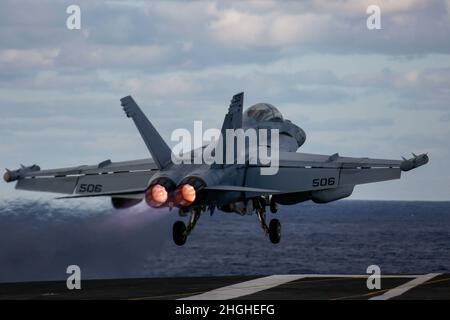 OCÉAN PACIFIQUE (janv17, 2022) un EA-18G Growler, affecté aux 'Wizardss' de l'escadron d'attaque électronique (VAQ) 133, sort du pont de vol de l'USS Abraham Lincoln (CVN 72).Abraham Lincoln Strike Group est en cours de déploiement prévu dans la zone d'exploitation de la flotte américaine 7th afin d'améliorer l'interopérabilité par le biais d'alliances et de partenariats tout en servant de force d'intervention prête à l'emploi pour soutenir une région Indo-Pacifique libre et ouverte. Banque D'Images