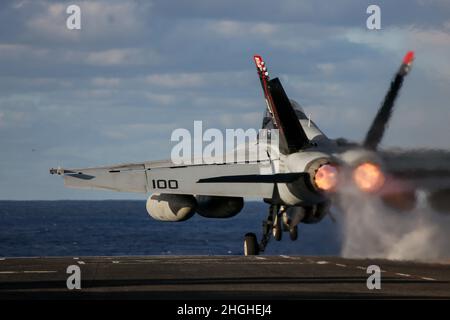 OCÉAN PACIFIQUE (janv17, 2022) un F/A-18F Super Hornet, affecté aux « Black Aces » du Strike Fighter Squadron (VFA) 41, sort du pont de vol de l'USS Abraham Lincoln (CVN 72).Abraham Lincoln Strike Group est en cours de déploiement prévu dans la zone d'exploitation de la flotte américaine 7th afin d'améliorer l'interopérabilité par le biais d'alliances et de partenariats tout en servant de force d'intervention prête à l'emploi pour soutenir une région Indo-Pacifique libre et ouverte. Banque D'Images
