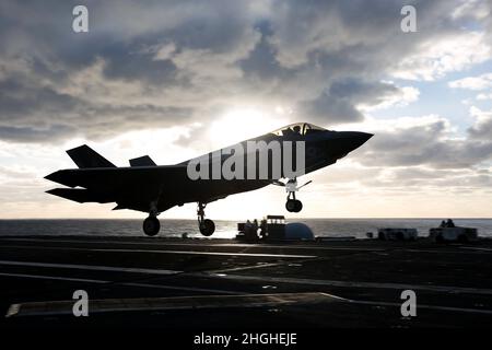OCÉAN PACIFIQUE (janv17, 2022) un F-35C Lightning II, affecté au 'Chevalier noir' de l'escadron d'attaque de chasseurs marins (VMFA) 314, se prépare à faire un atterrissage arrêté sur le pont de vol de l'USS Abraham Lincoln (CVN 72).Abraham Lincoln Strike Group est en cours de déploiement prévu dans la zone d'exploitation de la flotte américaine 7th afin d'améliorer l'interopérabilité par le biais d'alliances et de partenariats tout en servant de force d'intervention prête à l'emploi pour soutenir une région Indo-Pacifique libre et ouverte. Banque D'Images