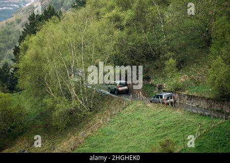 Mitsubishi Montero Sport SUV conduite tout-terrain en été.Mitsubishi Pajero Sport est un vus de taille moyenne fabriqué par les Japonais Banque D'Images