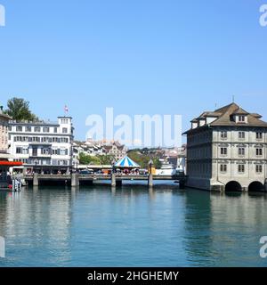 vieux bâtiments historiques près de l'eau sur fond bleu ciel Banque D'Images