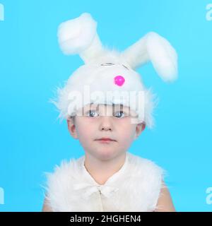 mignon petit enfant dans le costume de lièvre Banque D'Images