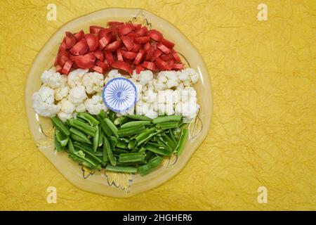 Inde jour de l'indépendance 15 août concept: Drapeau national indien tricolore de légumes.Vue de dessus.Arrière-plan blanc.Tiranga fait de légumes crus Banque D'Images