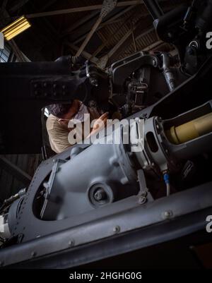 Le responsable de l'aéronef du 4e Bataillon, 3e Régiment d'aviation travaille sur UH-60 Black Hawk sur l'aérodrome de l'Armée Hunter, le 2 août. Banque D'Images