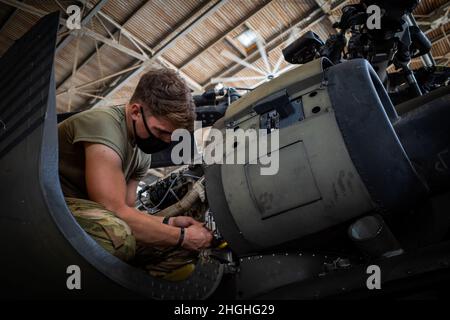 Le responsable de l'aéronef du 4e Bataillon, 3e Régiment d'aviation travaille sur UH-60 Black Hawk sur l'aérodrome de l'Armée Hunter, le 2 août. Banque D'Images