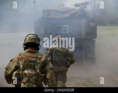 Des soldats du 1er Bataillon, 201st Field Artillery Regiment (1-201st FA BN), de la Garde nationale de l'Armée de Virginie-Occidentale, se sont dirigés vers un Howitzer automoteur M109A6 Paladin, après qu'il ait été déclenché pendant la grève du Nord (NS) 21-2 au Camp Grayling, Michigan, le 3 août 2021. À la suite de leur participation en Nouvelle-Écosse, le BN 1-201st de l’AF abritera ses Paladins sur le site d’équipement de manœuvre et d’entraînement du Camp Grayling. Banque D'Images