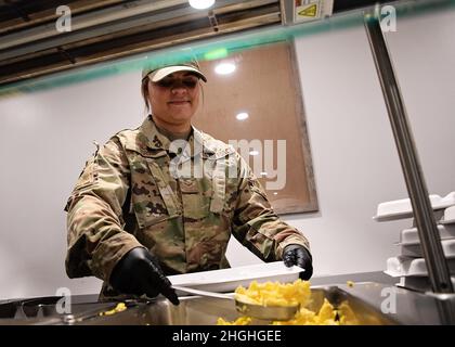 Les aviateurs et les soldats de l'équipe des Services préparent le petit déjeuner pour près de 250 aviateurs, soldats, marins et Marines déployés à Douvres, Delaware pour le #CentralDelawarePartnershipforHope2021 Programme de formation de préparation innovant 3 2021 août. L'équipe a préparé et emballé plus de 500 repas par jour. À Douvres, le personnel fournira gratuitement des services essentiels aux communautés tout en offrant au personnel une expérience pratique dans leur domaine et en partageant les meilleures pratiques entre les services. Banque D'Images