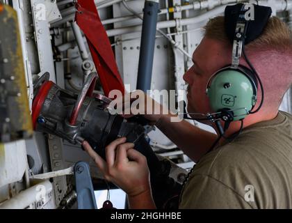 L'avionneur principal de la Force aérienne américaine Colin Forsyth, chef d'équipage du F-16 de l'escadron de génération de chasseurs expéditionnaires 121st, effectue un ravitaillement en fosse à chaud sur un KC-135 Stratotanker de la Force aérienne américaine à la base aérienne d'Al Udeid, au Qatar, le 4 août 2021.Le ravitaillement en carburant à ciel ouvert est l'endroit où les agents d'entretien ravitaillent un avion pendant que le moteur est toujours en marche, ce qui permet à l'avion de reprendre le vol en toute sécurité et rapidement.Cette tactique de ravitaillement est l'une des nombreuses capacités d'emploi agile de combat que l'aile expéditionnaire aérienne 378th a démontré pendant qu'au Qatar pour l'exercice Sky Shield III, un contre-air bilatéral défensif et de recherche de combat et r Banque D'Images