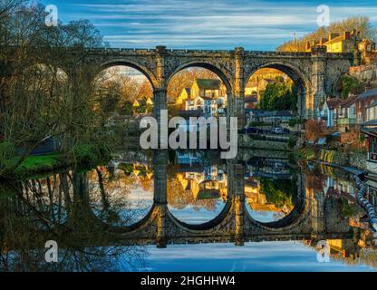 La vue du Viaduc de Knaresborough depuis Waterside capture la beauté de ses réflexions dans la rivière Nidd Banque D'Images