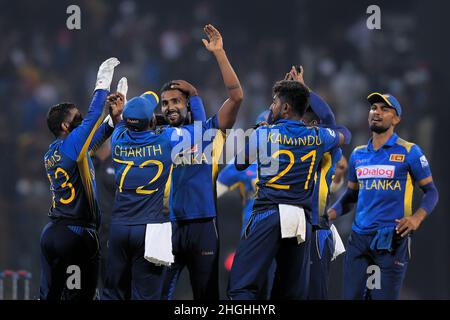 Kandy, Sri Lanka.21st janvier 2022.L'équipe du Sri Lanka célèbre lors du troisième match international de cricket d'une journée (ODI) entre le Sri Lanka et le Zimbabwe au Pallekele International Cricket Stadium de Kandy le 21st janvier 2022.Viraj Kothalwala/Alamy Live News Banque D'Images