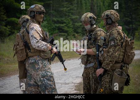 Quatre contrôleurs d'attaque de terminal conjoint lettons se préparent pour un exercice à la carrière Carmeuse Lime and Stone, Rogers City, Michigan, le 4 août 2021, Dans le cadre de la grève du Nord 21-2. Northern Strike est un exercice multinational, multicomposante et de forces communes, conçu pour renforcer la préparation et l'interopérabilité avec les forces de la coalition afin de combattre et de gagner. Northern Strike, le plus important et le plus long exercice de la Garde nationale du Michigan conçu pour valider l’état de préparation de la force de réserve conjointe, a lieu du 31 juillet 2021 au 14 août 2021 au Centre national de lutte contre la guerre de tous les domaines. Le NADWC s'étend sur Michig Banque D'Images