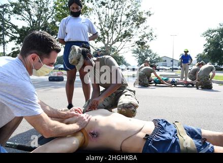Le lieutenant-colonel James Renda de la U.S. Air Force, dentiste du 81e Escadron dentaire, et Airman Heaven de 1re classe Wilborn, administrateur médical du 81e Escadron de soutien médical, offre un triage médical à un patient pendant que le sergent d'état-major. Sydney Davis, 81e gestionnaire de déploiement de l'unité MDSS, observe lors d'un rodéo tactique de soins aux blessés de combat à la base aérienne de Keesler, Mississippi, le 5 août 2021. Le rodéo, un composant de formation Ready Eagle, offre une formation pratique sur les compétences médicales critiques en traumatologie au personnel du 81st Medical Group. Banque D'Images